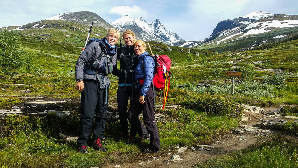 Fornøyde gjester med majesteten i bakgrunnen.