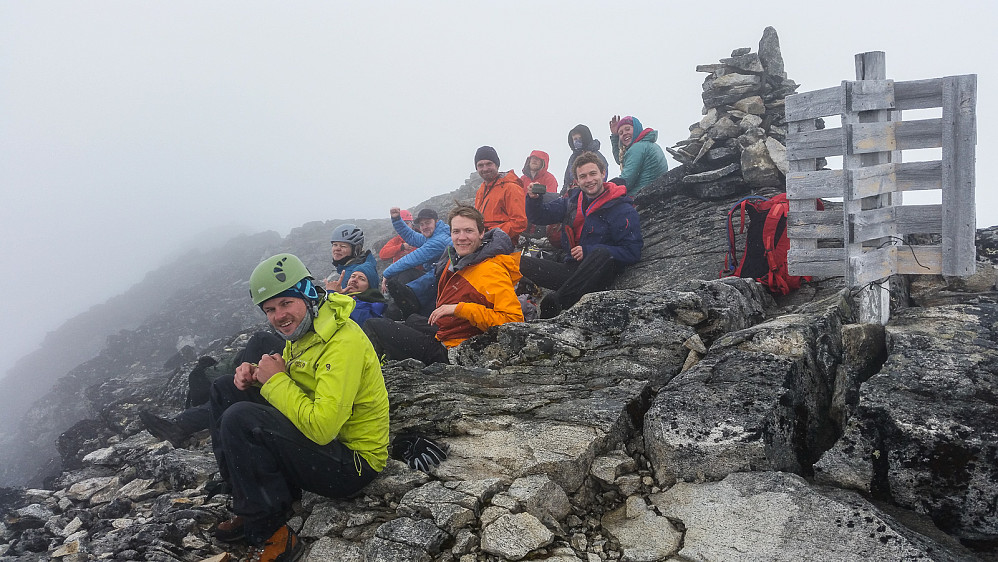 Gjengen samlet på toppen av Visbreatinden.