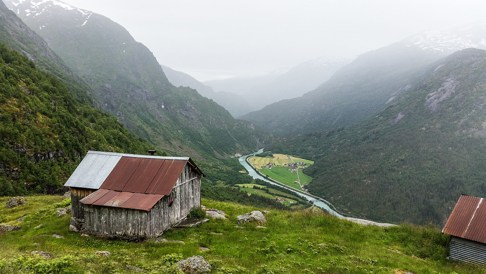 Sætra på Skurahamar med utsyn ut Jostedalen.