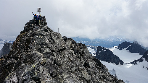 Fornøyd gjeng på toppen av Store Dyrhaugstinden. Et verdig punktum på et vel gjennomført fjellsportkurs.