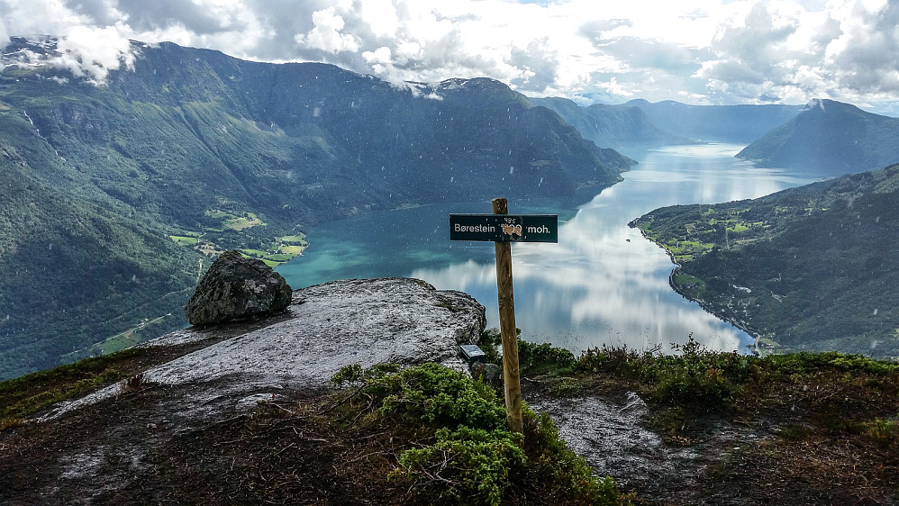 Fabelaktig utsyn utover Lustrafjorden fra Børesteinen.