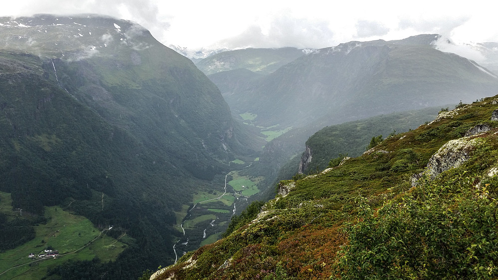 Innover Dalsdalen. En regnbyge er i anmarsj.
