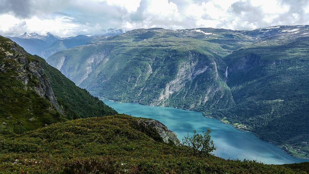 Mordølefossen på andre sida av fjorden.