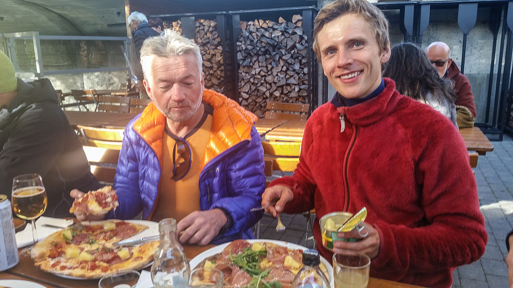 Obligatorisk pizzamiddag på Bakeriet i Lom. Bjørn og Eirik ser fornøyde ut med medbrakt ananas fra Kiwi.