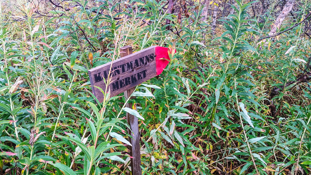 Skilt fra parkeringa mot Omnfjellet.