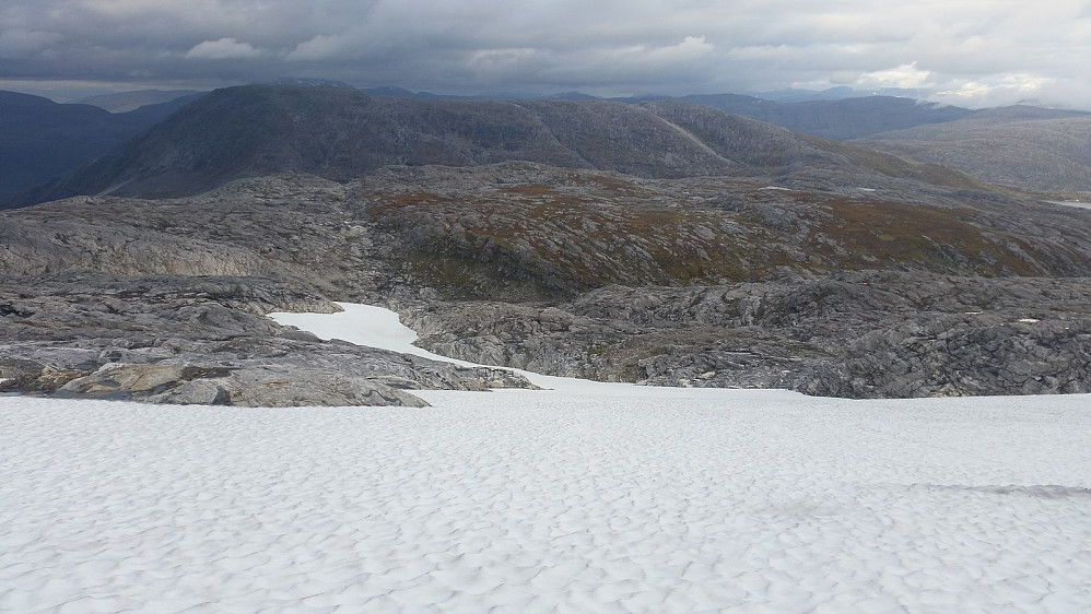 Snøfelter ned nordsida på Kjelviktinden.