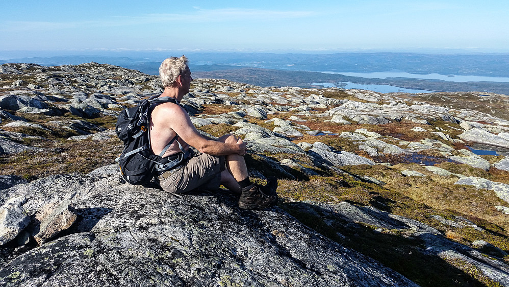 Pappa skuer utover Snåsavatnet fra Brannheiklumpen. Tilfreds med de siste dagers fjellraid her i Trøndelag og Nordland.