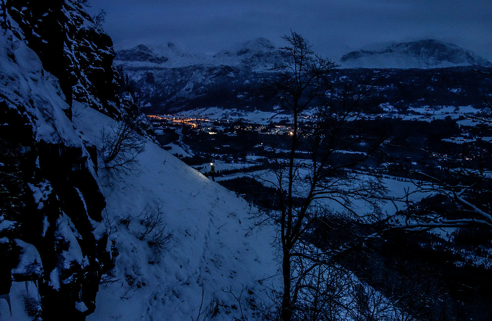 Mørkt i morgentimene opp mot innsteget. Hemsedal lyser opp nede i dalen.