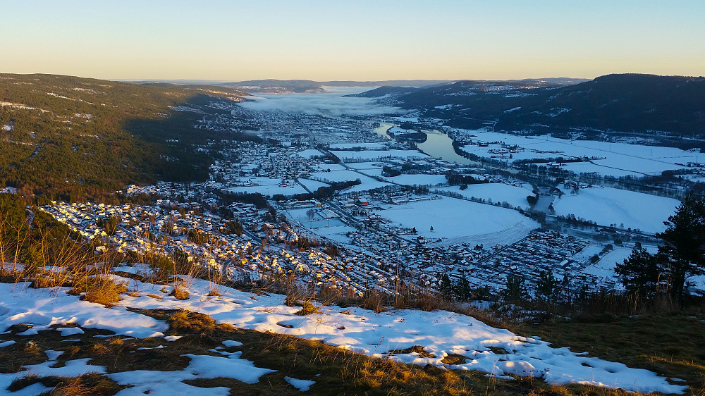 Nydelig utsyn mot Drammen fra Solbergfjellet. Det som var Norges styggeste by en gang i tiden...