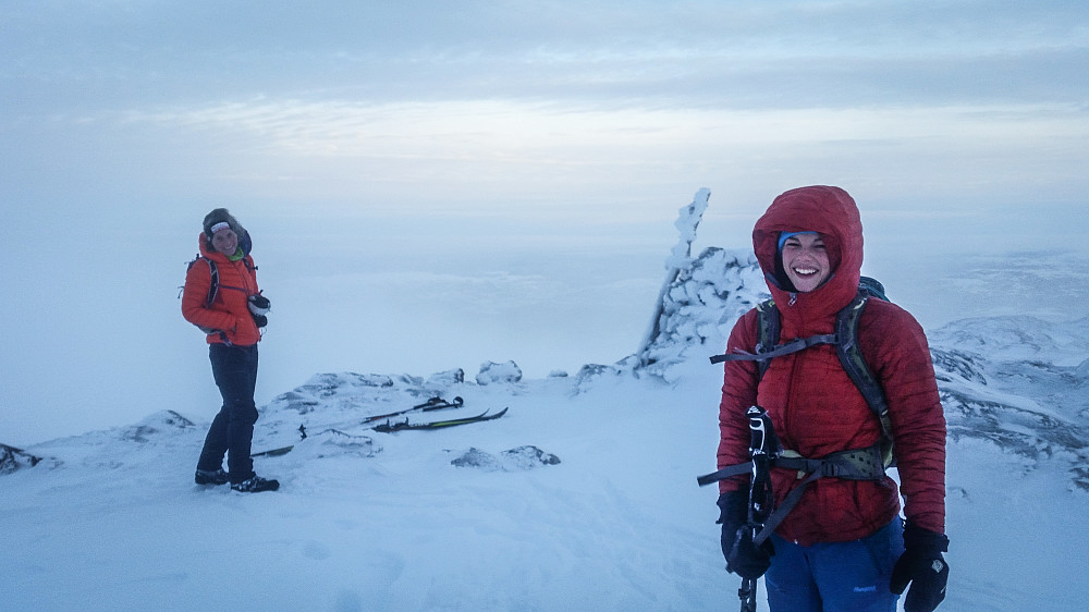 På det vi trodde var toppen av Resfjellet, men som dessverre er en meter for lav. Uansett, fint med en liten siktluke som man ser i bakgrunnen.