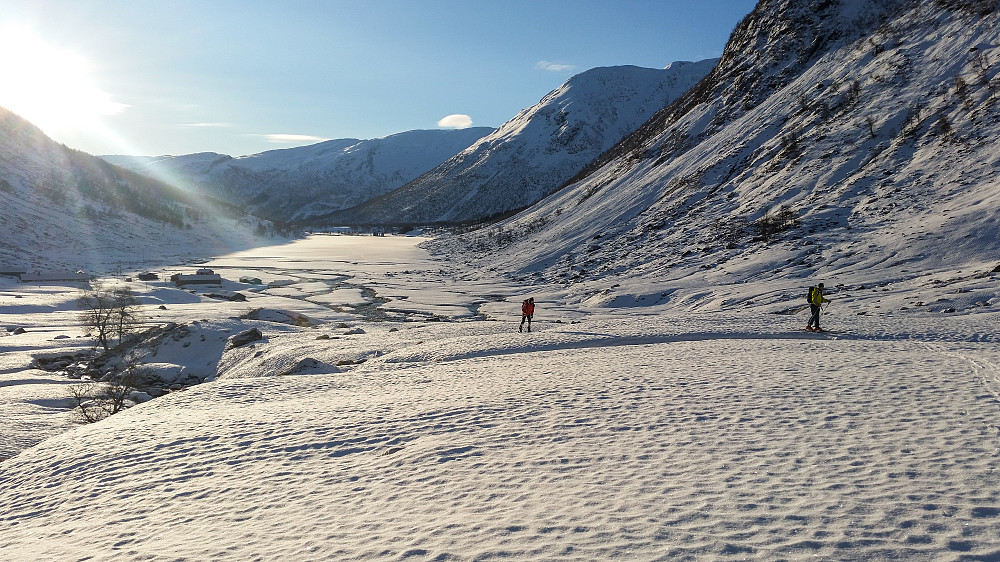 Passerer Anestølen. Sangen "Å, jeg vet en seter med så mange gjeter..." har visst fått inspirasjonen herfra.