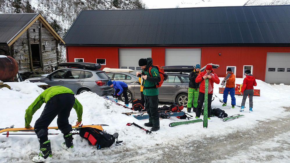Start i Horpedalen. Snill bonde lot oss parkere her.