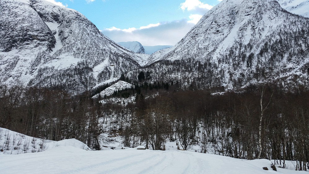 Oppover mot Steindalen. Dalen bærer sitt navn med rette..