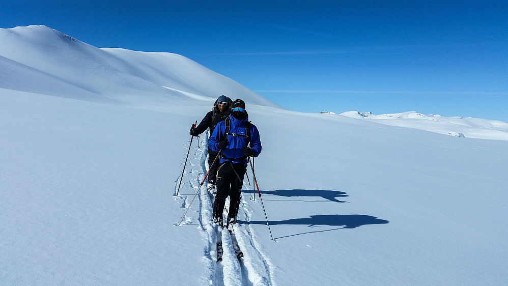 Ikke ofte man skal klage på pudderføre, men her skulle vi gjerne hatt litt raskere snø.. Tarfalatjåkka sees bak.