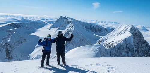Endre og Øyvind med selveste Kebnekaise (2106 moh) i bakgrunnen. Sveriges høyeste fjell.