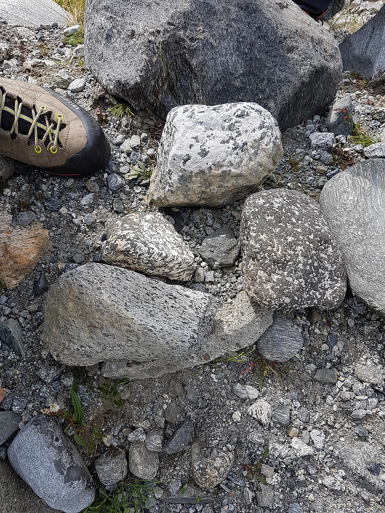 Ulike varianter av gabbro. Jotunheimens vanligste stein som er gammel havbunn som ble rullet opp på land etter den kaledonske fjellkjedefoldingen mellom Grønland og Norden. Gabbro inneholder blant annet feltspat (hvitt) og amfibol og pyroksen (svart), og er en størkningsbergart.