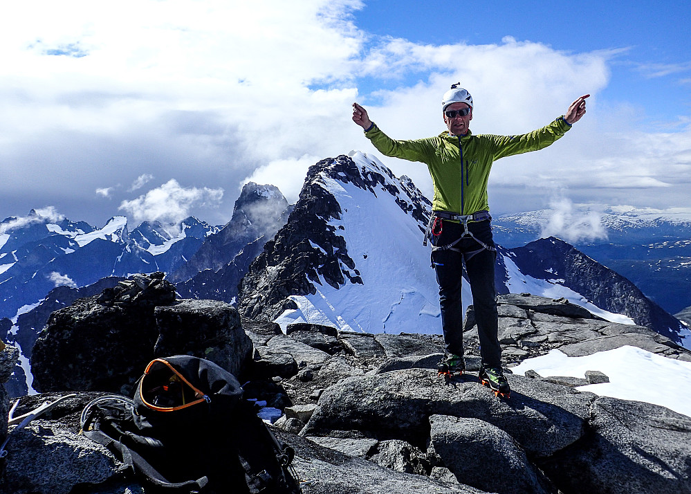 Gunnar på toppen av Gjertvasstinden - hans siste 2000-metring i Hurrungane! :)