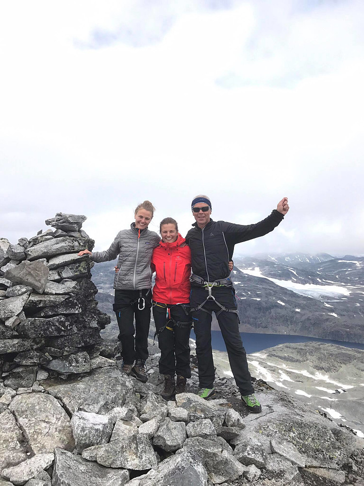Hilde, Karoline og Gunnar på toppen av Falketind.