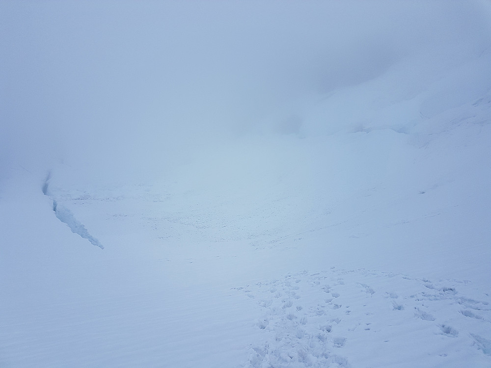 Whiteout på Gjertvassbreen. Av hensyn til rasutsatt område foran oss og sikten valgte vi å gå en alternativ vei til Gjertvasstinden.