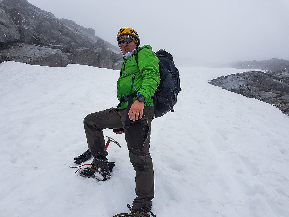 André i en skolissestopp på vei ned snøfeltene.
