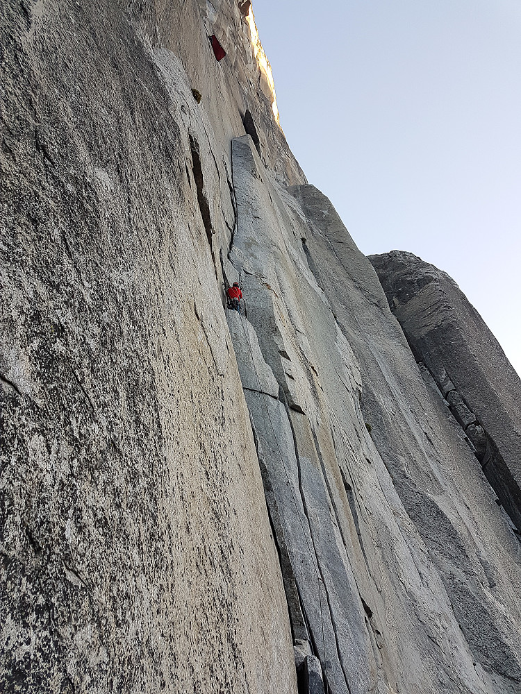 Møtte et NIAD (Nose In A Day) lag på Dolt tower som hadde stått tidlig opp. Her er de på vei videre opp mot El Cap Tower.