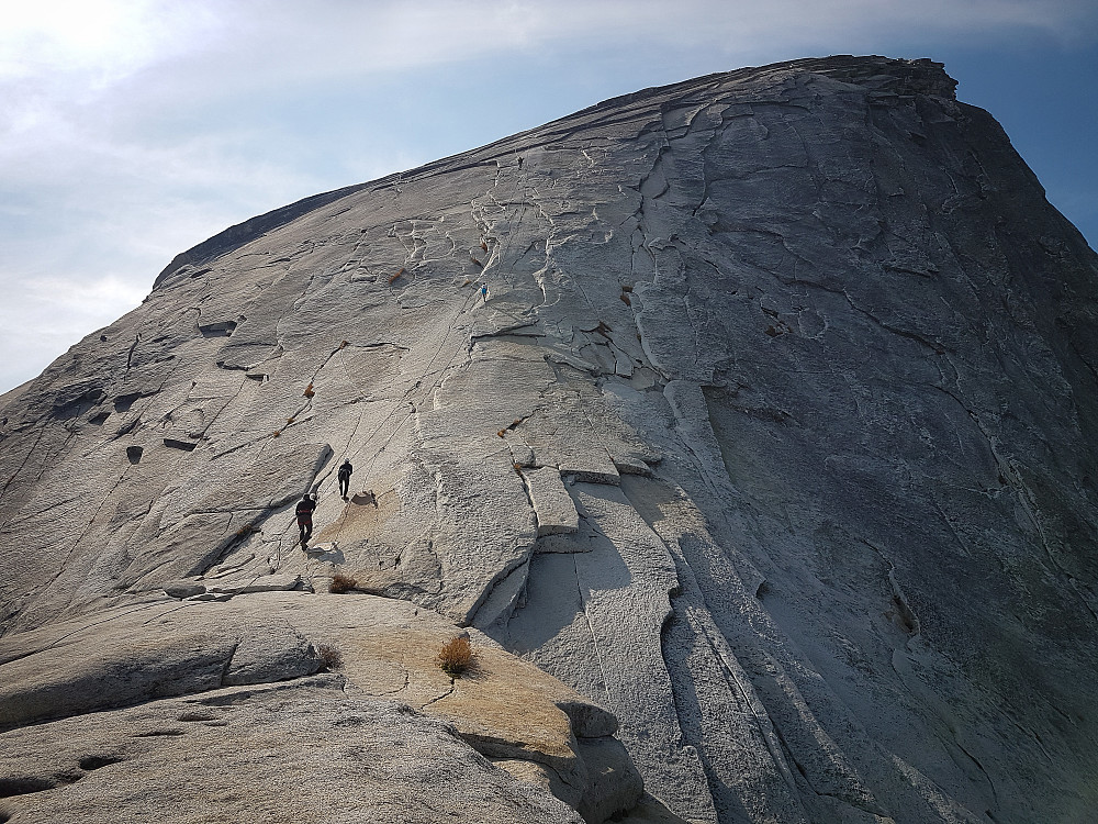 Ned turistveien fra Half Dome er det lagt ut "cables" pga brattheten. Kan minne litt om via ferrata.