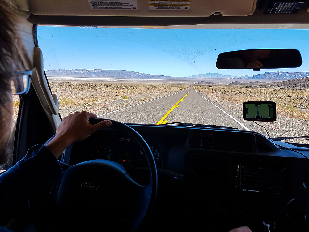Endeløse landeveier gjennom Nevadaørkenen..