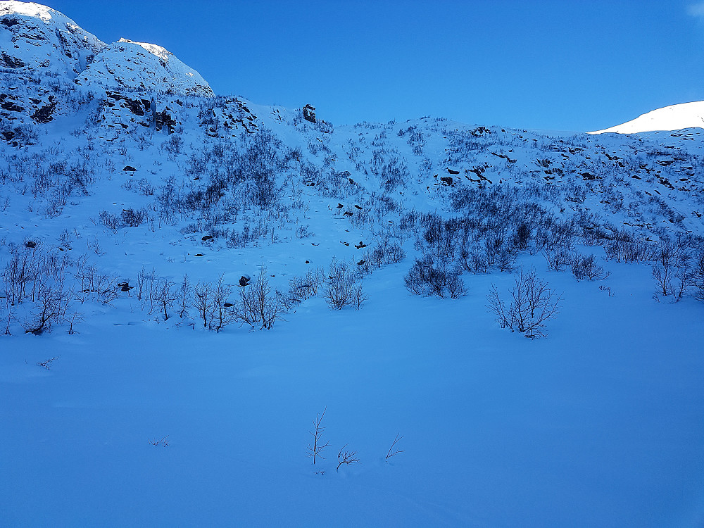 Der vi kjørte ned igjen mot Svardalen. Litt bratt å gå opp der, så vi valgte å gå litt lenger inn i dalen først.