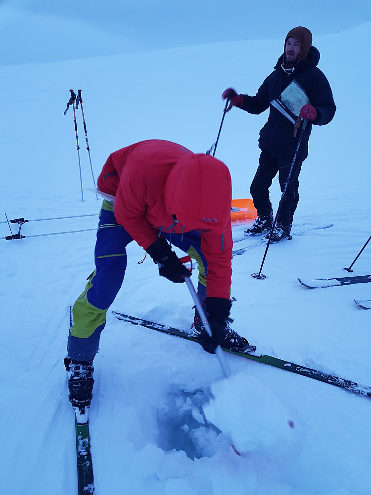 Håkon graver frem vann på Midtre Viervadet.