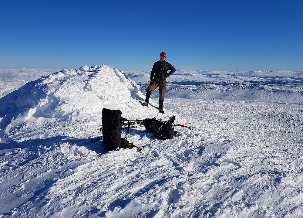 Pappa på toppen av Skjækerhatten. Høyest i Snåsa. Fantastisk utsikt!
