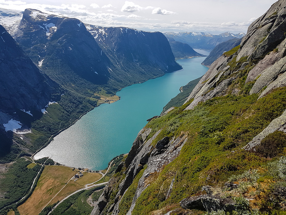Nydelige omgivelser med Kjøsnesfjorden i kulissene.