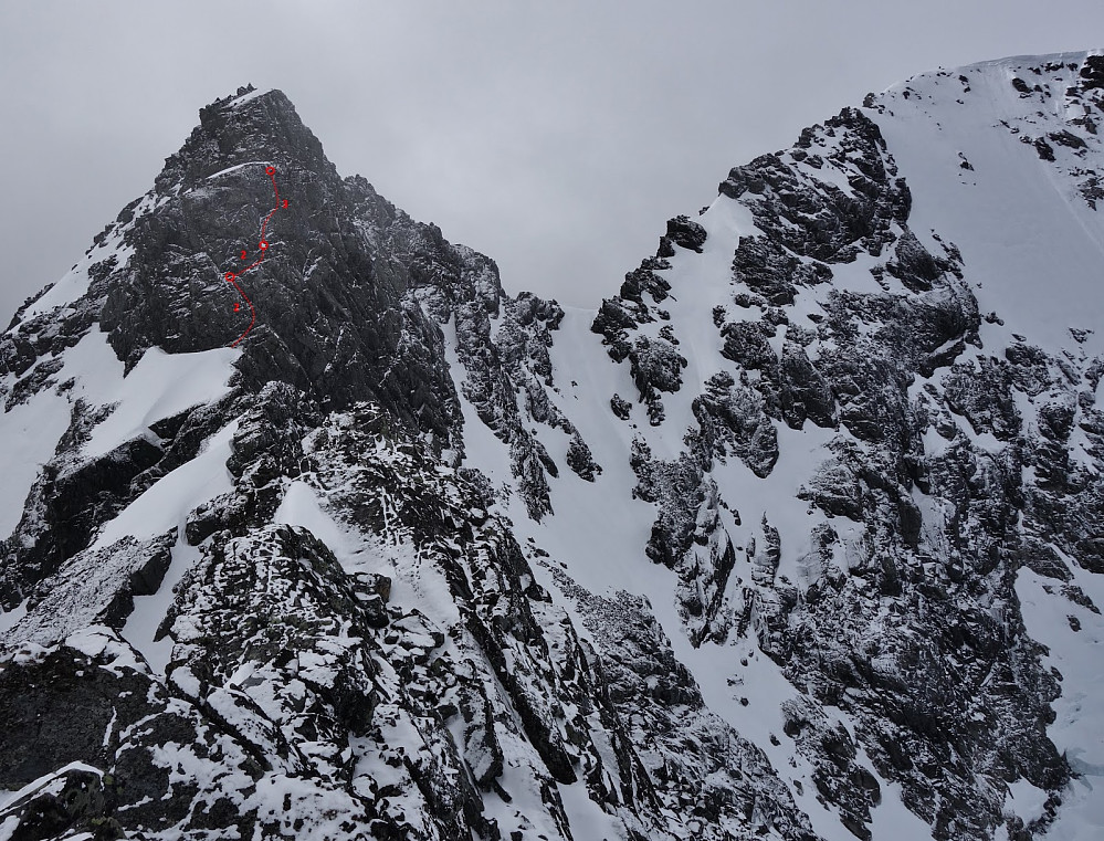 Klatringa opp nordryggen på Nørdre Soleibotntinden. Vi linket klatringa i to taulengder. Foto: Sigbjørn Veslegard.