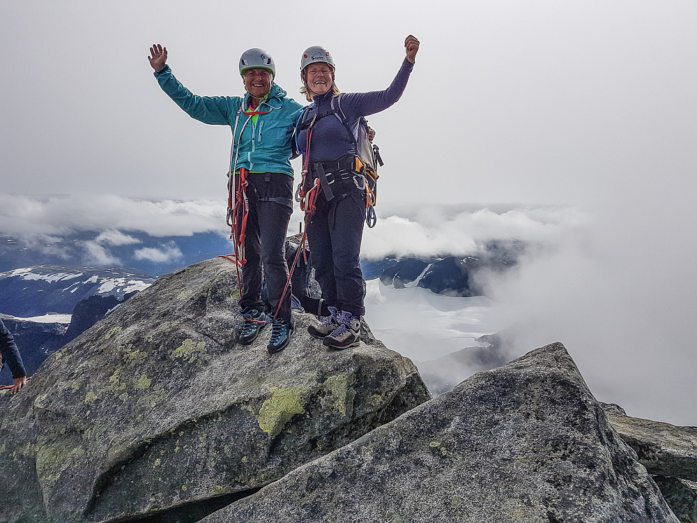 Øydis (65) og Margaret (59) på toppen av Storen. Sprekt!!