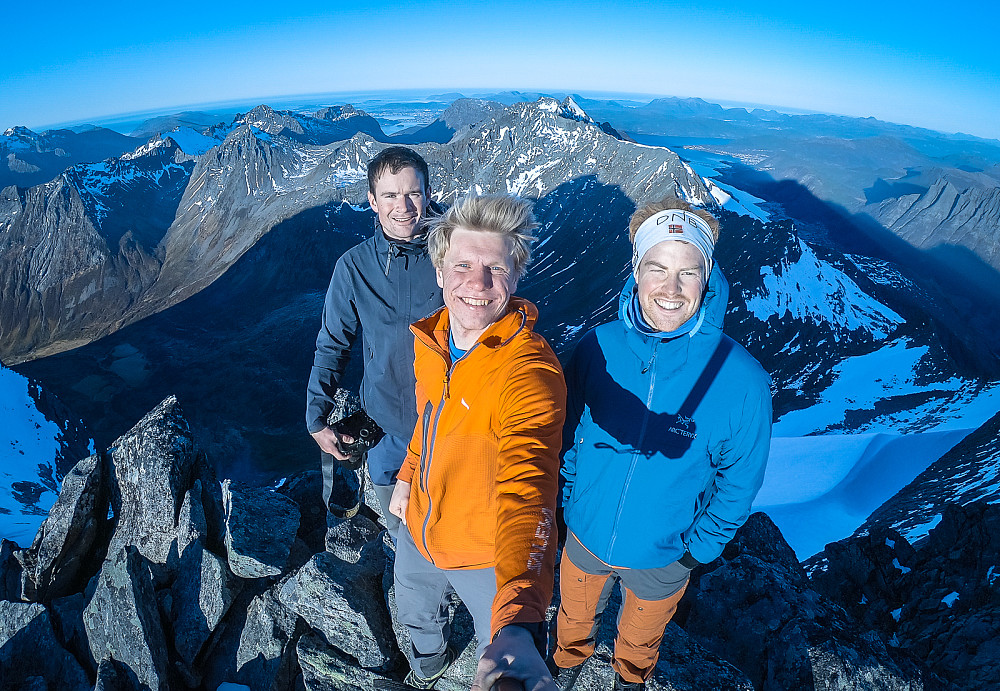 Gruppeselfie på toppen av Råna, min siste kommunetopp i Norge!