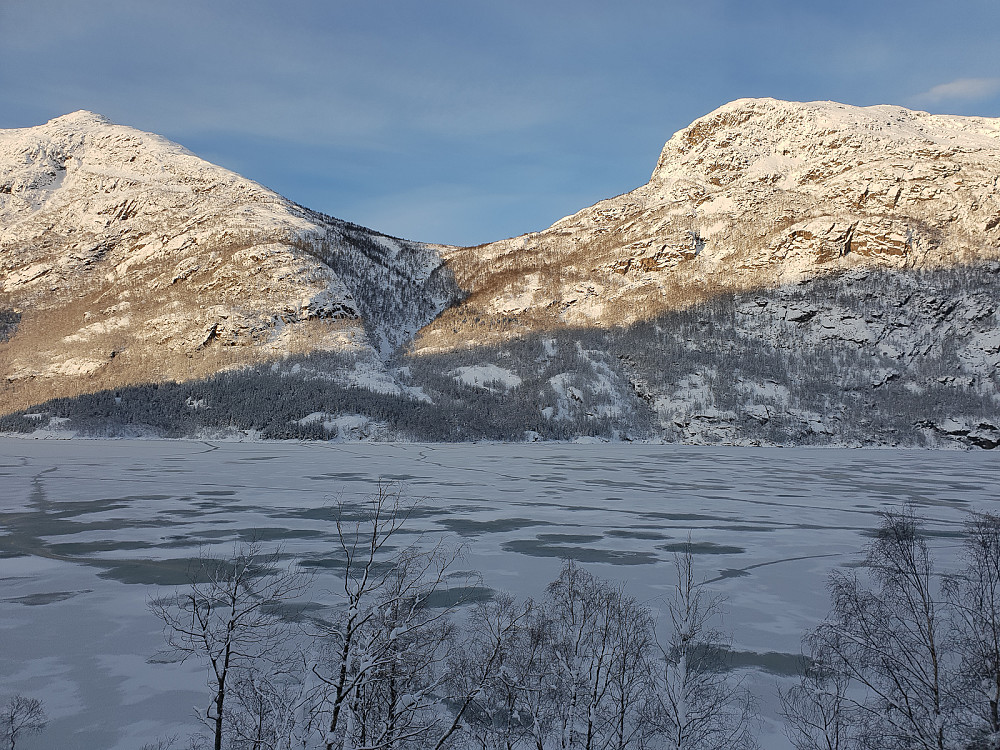 Morgenlys over Veitastrondavatnet. Ser over mot Trånes der vi ikke turte å krysse isen (ca 3 cm tykk).