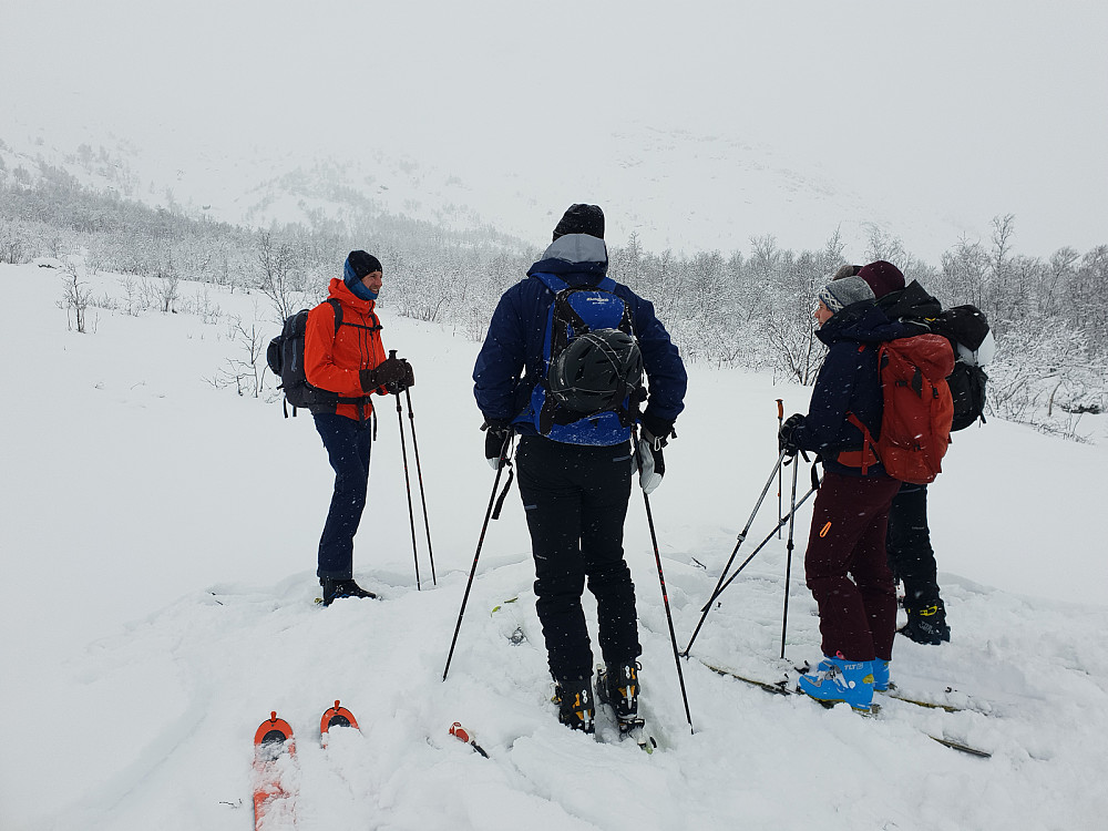 Gjermund veileder kursdeltkerne på vei opp mot Råskardåne.