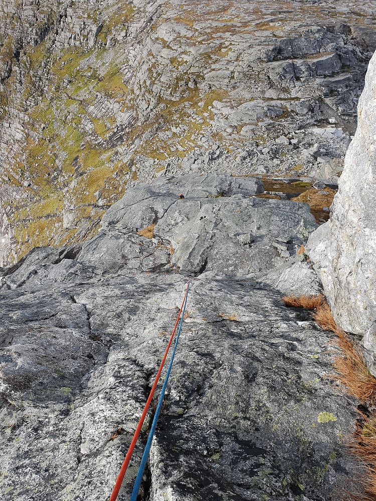 Petter kommer etter i en taulengde lenger oppe (35m, 5-). Cruxet var et knortesva der det var vanskelig å sette sikringer. Var kjekt med svasko.