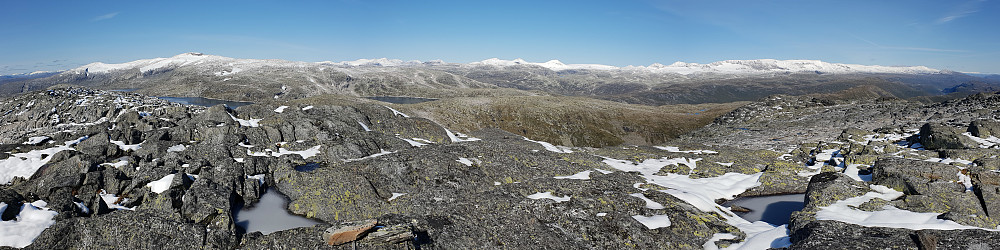 Panorama fra toppen mot blant annet Liabrekulen, Holåtindane og Hestbreapiggane.