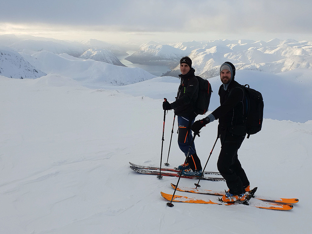 To fornøyde sveitsere på Tortnegrøegga med Jølstravatnet i kulissene.