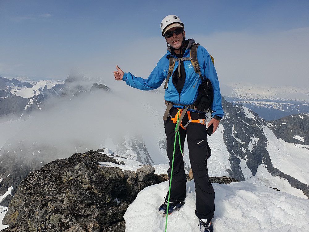 Kjell Arne er fornøyd på toppen av Store Styggedalstinden vesttoppen.