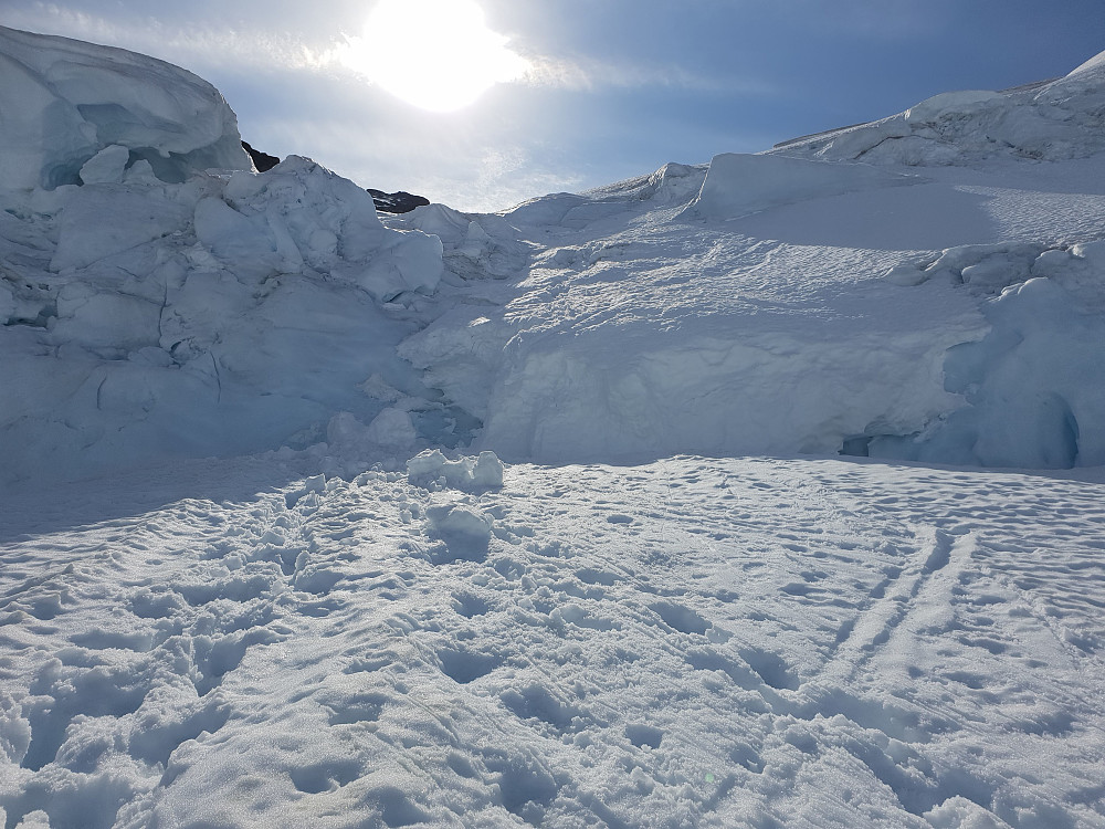 Deler av snøbrua over nedre tverrsprekk hadde rast. Klarte likevel å klatre forbi i vertikal snø.