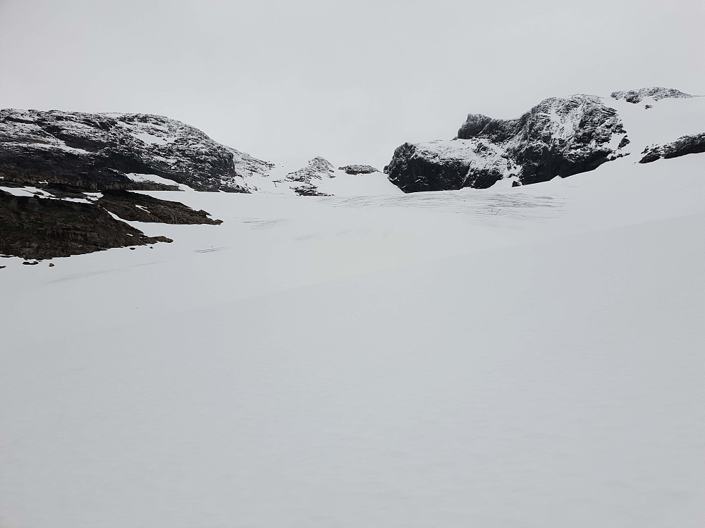 Bratt snøflanke opp mot Slettmarkhøe. Slettmarkpiggen sees til høyre.