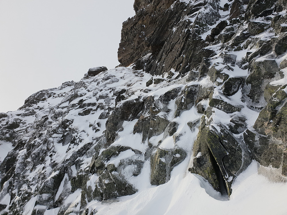 Klyving/klatring opp mot Bakarste Skagsnebb. Lett på tørre forhold, men i dag var det isete og utfordrende.