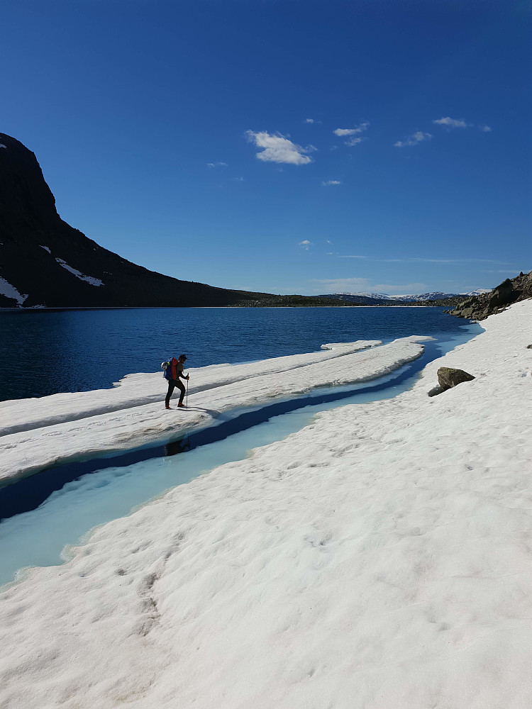 Vegard tok sjansen på å følge isflak på Skagastølsvatnet, og det gikk overraskende bra!