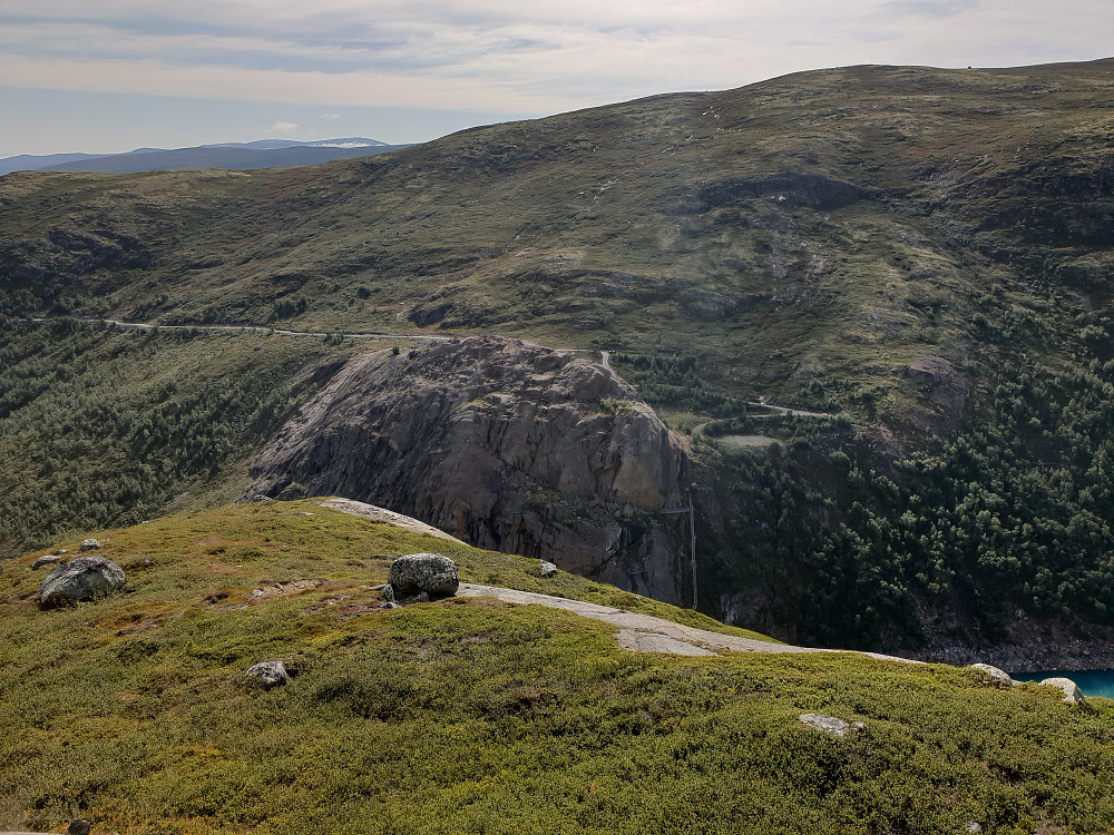 Mot berget på andre siden av Rauddalsdammen. Dit kan man kjøre til med bil. Fin plass for korte taulengder og kursing.