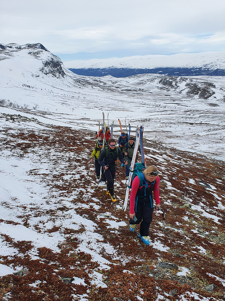 Skrint med snø noen steder