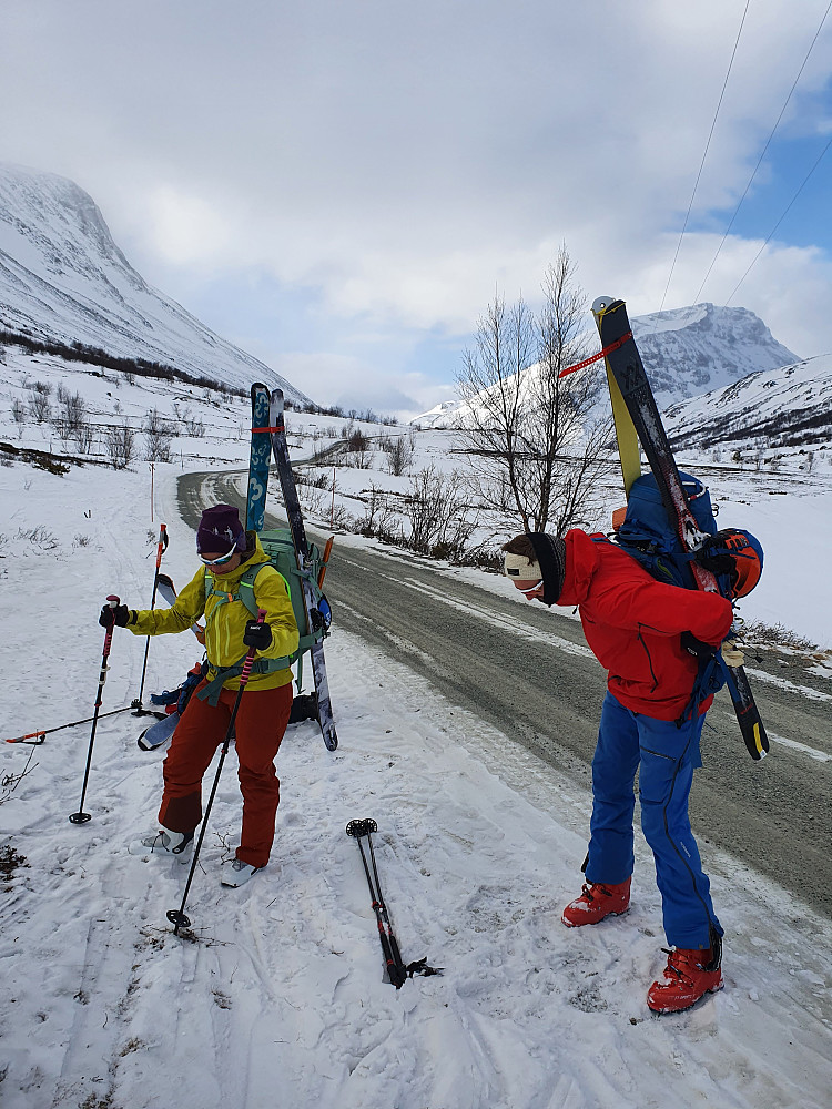 Valgte å bære skiene opp fra Visdalen.