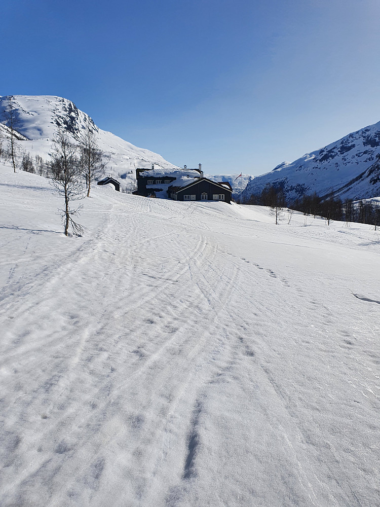 Skogadalsbøen. Hadde flaks med at det var folk der denne dagen så vi kunne kjøpe en pils til solveggen!