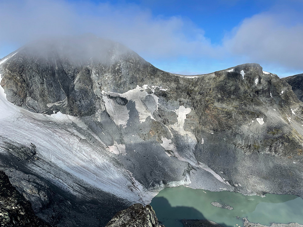 Om man bruker øynene kan man skimte raset fra Jans Pinakkel som nå er borte i østveggen på Trollstein-Rundhøe.