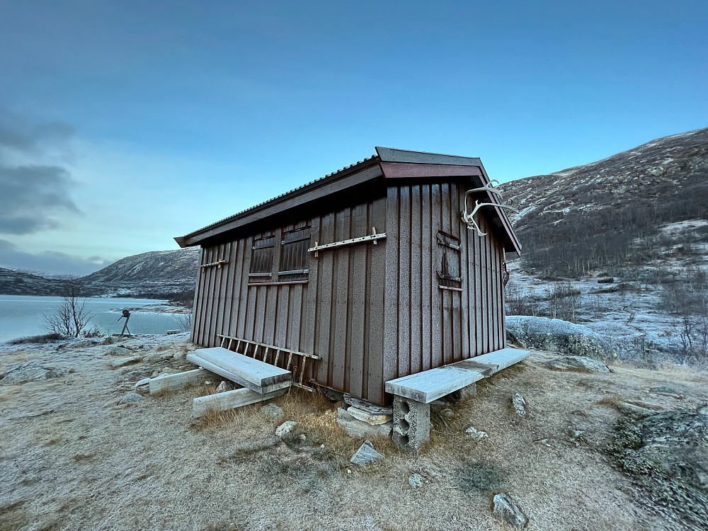 Raudalsbue. En hytte som eies av Skjåk almenning. Kan leie nøkkel på Inatur.no. Enkel standard, men har sin sjarm.